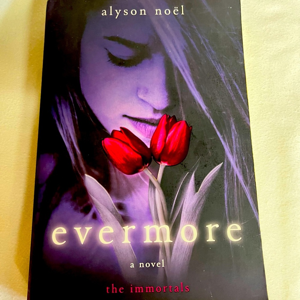 Evermore, by Alyson Noel / paperback